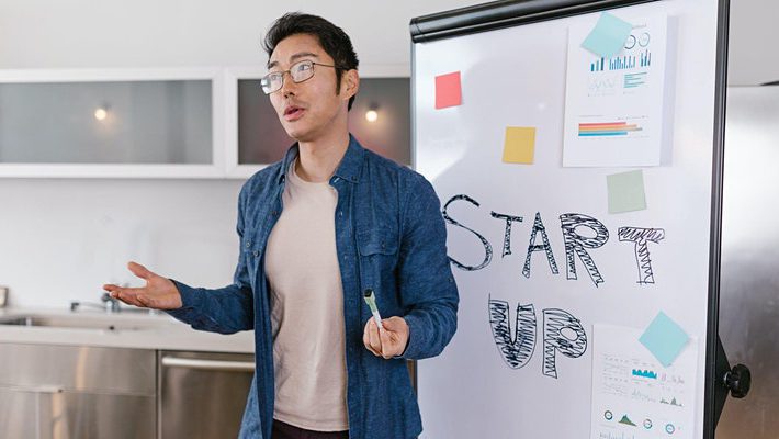 How to Create a Powerful Pitch Deck and Pitching for Startup